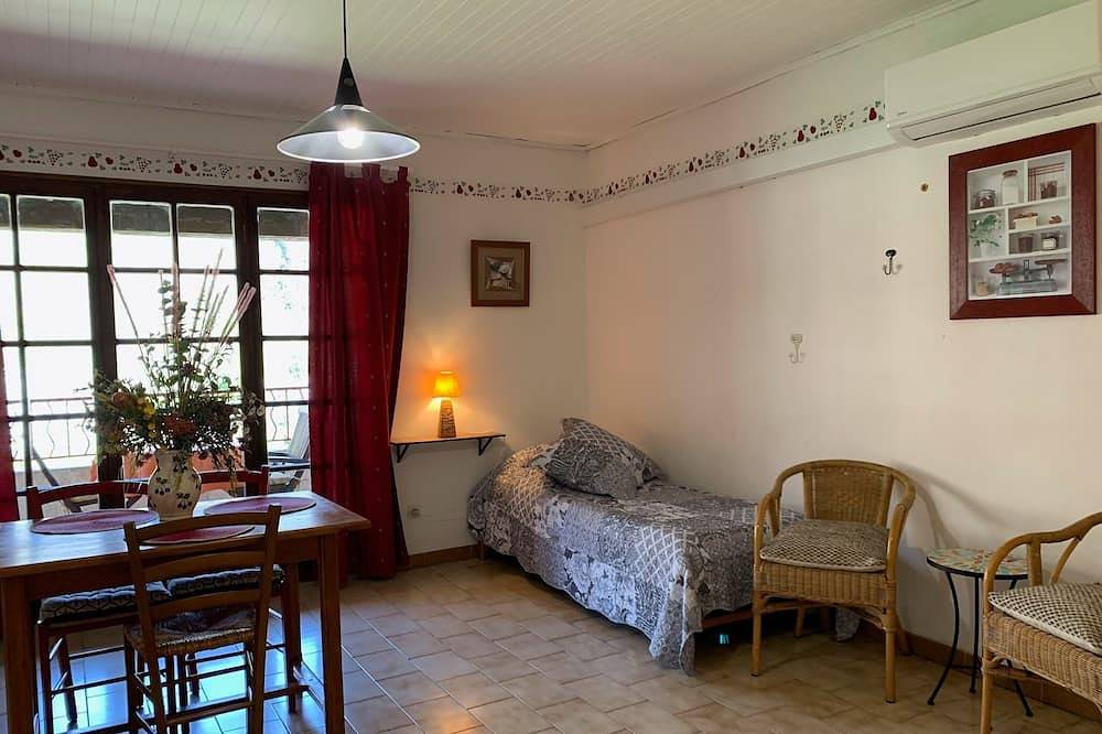 Appartement entier, Gîte studio avec loggia à Venasque en Provence in Venasque, Parc naturel régional du Mont-Ventoux
