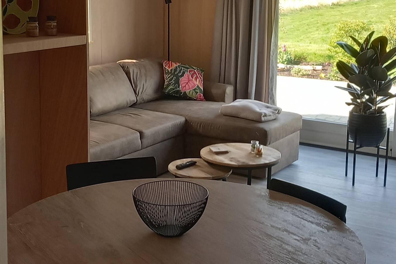 Gemütliches Ferienhaus am Wasser, mit eigener Terrasse, in Nationalparks Weerribben-Wieden in Nationalpark Weerribben-Wieden