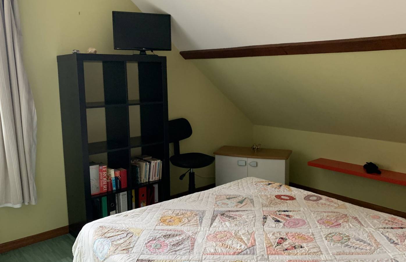 Chambre meublée à l'étage - Chambre in Châtenoy-le-Royal, Région de Chalon-sur-Saône