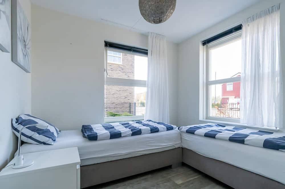Dieses freistehende Inselhaus hat einen eigenen modernen Charme. Das Wohnzimmer befindet sich im Erd in Oude-Tonge, Goeree-Overflakkee