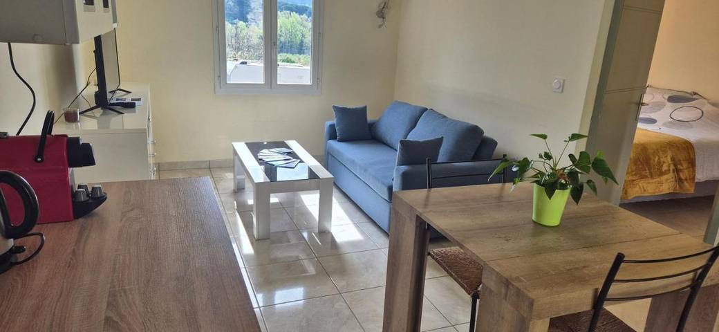 Location de vacances pour 3 personnes, avec terrasse ainsi que jardin et piscine, animaux acceptés à La Tour-d'Aigues - 2