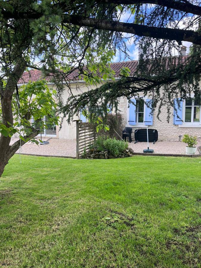 Location de vacances pour 6 personnes, avec jardin ainsi que piscine et vue, animaux acceptés à Juignac - 4