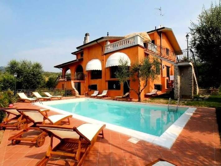Ferienwohnung für 4 Personen, mit Balkon und Garten sowie Pool