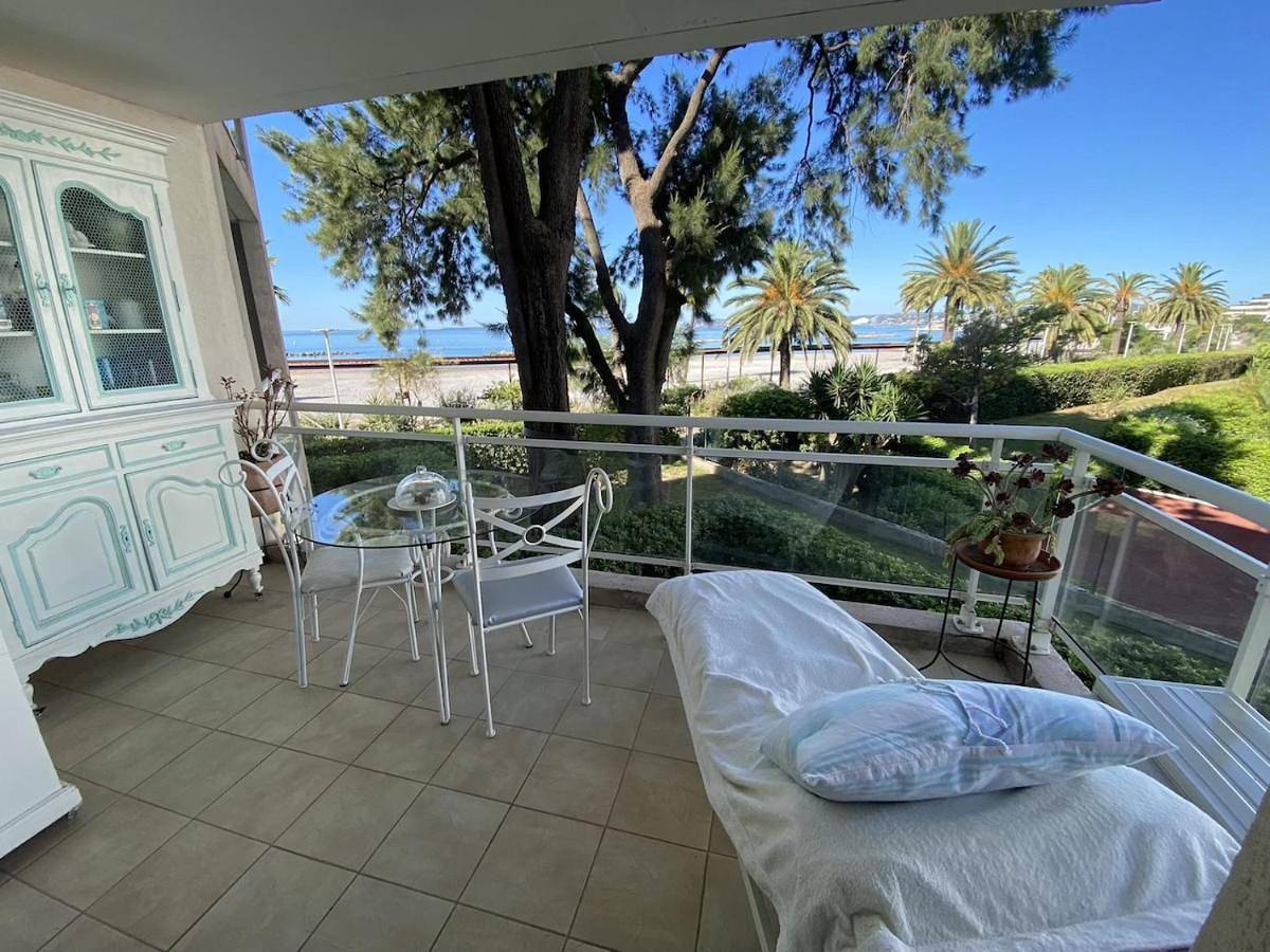Appartement entier, Appartement sur la Plage, Le Royal Beach in Saint-Laurent-du-Var, Côte méditerranéenne (France)