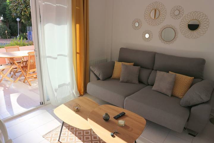 Apartamento entero, Apartamento vacacional "Jazmín" con piscina compartida, terraza y Wi-Fi in Platja de les Marines (El Palmar), El Palmar