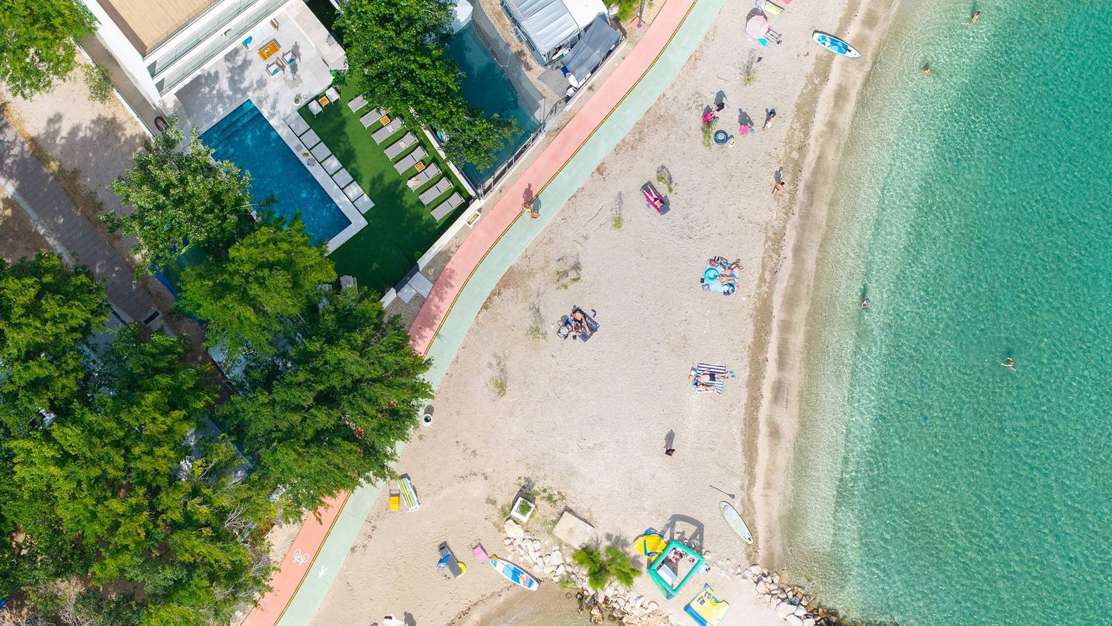 Strandvilla Erce mit privatem, 40 m2 großem, beheiztem Pool, einem Fitnessstudio, 7 Schlafzimmern mit Bad, einer Dachterrasse und 2 Wohnbereichen in Dugi Rat, Omis-Riviera