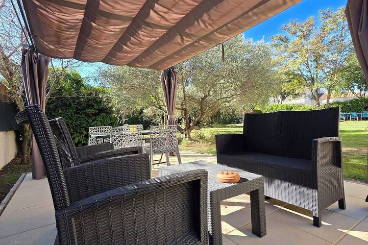 Gîte pour 4 personnes, avec Terrasse ainsi que Jardin et Piscine à Saint-Gilles