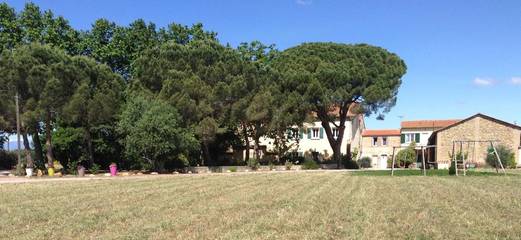 Gîte pour 2 personnes, avec jardin ainsi que vue et piscine à Thuir