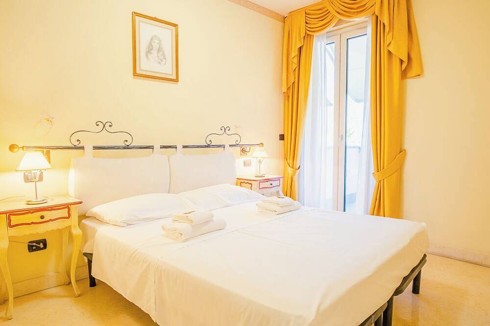 Entire apartment, 210 Relais du Lac Village in Rivoltella del Garda, Desenzano del Garda