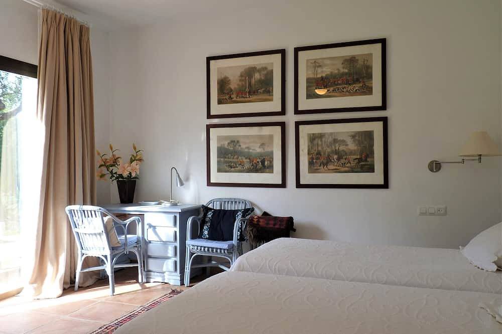 Villa with lovely garden and large swimming pool at only 1 km. from beach in Sotogrande, San Roque