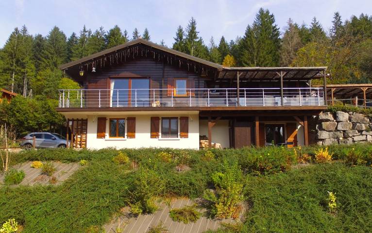 Chalet pour 6 personnes, avec piscine ainsi que balcon et jardin