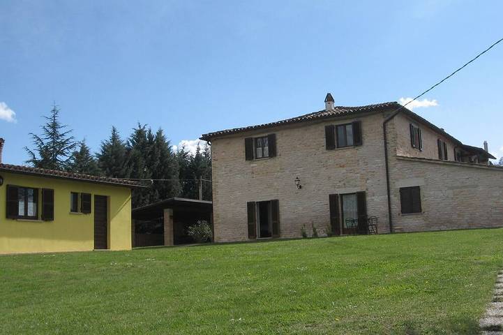 Apartamento entero, Lovely panorama, pool and valley view, equipped with kitchenette. in Cagli, Valle del Metauro