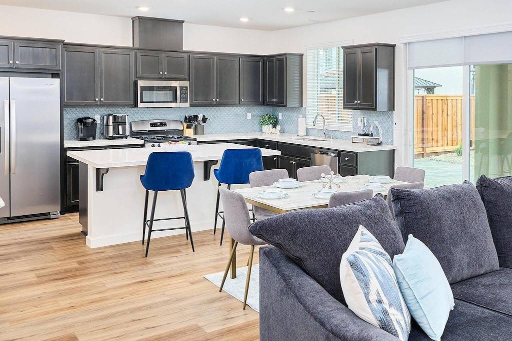 Stylish 4Bd Home ~ Pvt Backyard ~ Minutes to Napa in Fairfield (CA), Solano County