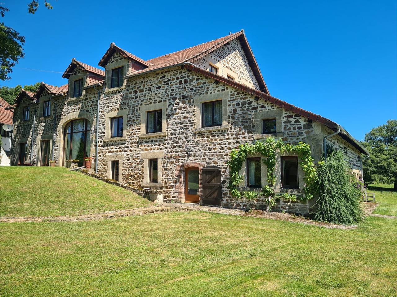 L'Isatis du Châtain, gîte 4 étoiles, grande capacité in Saint-Junien-la-Bregère, Région d'Aubussargues