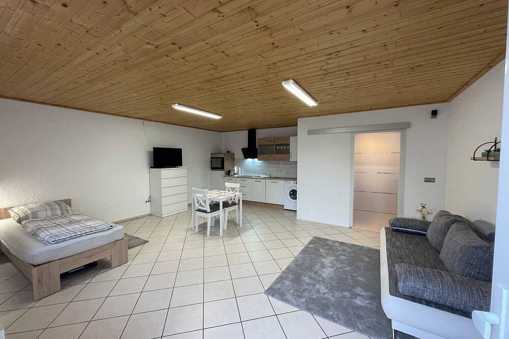 Ganze Wohnung, Neu renovierte, kleine Ferienwohnung Schiffmann (38 qm) in Pressath, Naturpark Nördlicher Oberpfälzer Wald