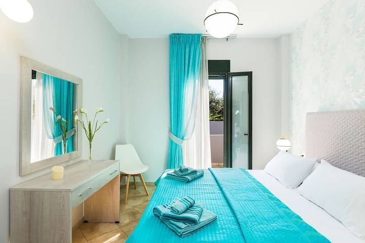 Angelina Villa, Superb sea views, 5' to sandy beach & shops,  whirlpool in Νομός Ρεθύμνης