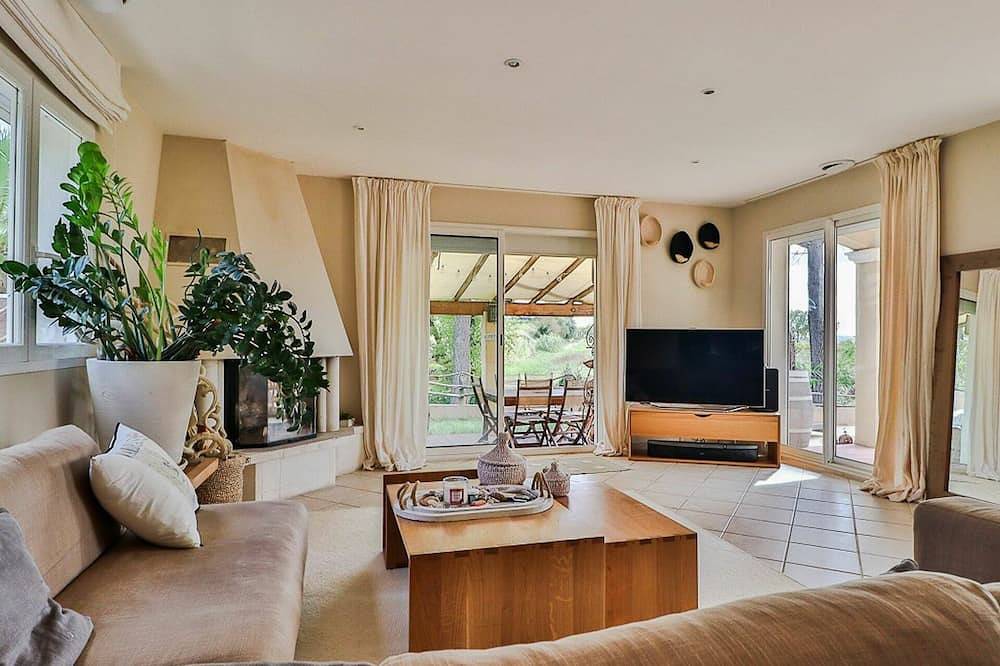 Estupenda casa de vacaciones privada para 6 personas con piscina privada, A/C, Wifi, Tv y terraza in Thézan-lès-Béziers, Region de Béziers