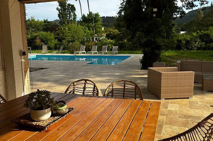 Location de vacances pour 8 personnes, animaux acceptés à Sainte-Anastasie-sur-Issole