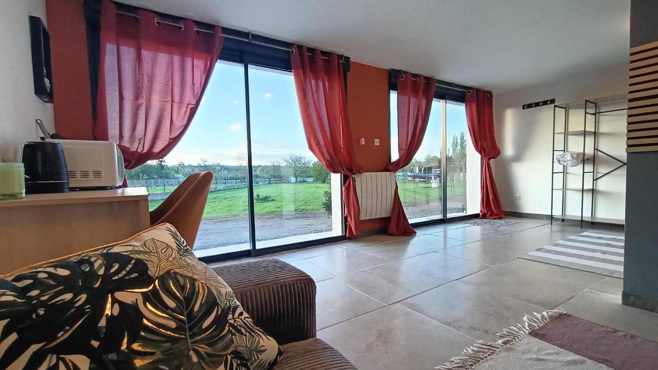 Appartement entier, One-Bedroom Apartment in Digoin, Région de Charolles