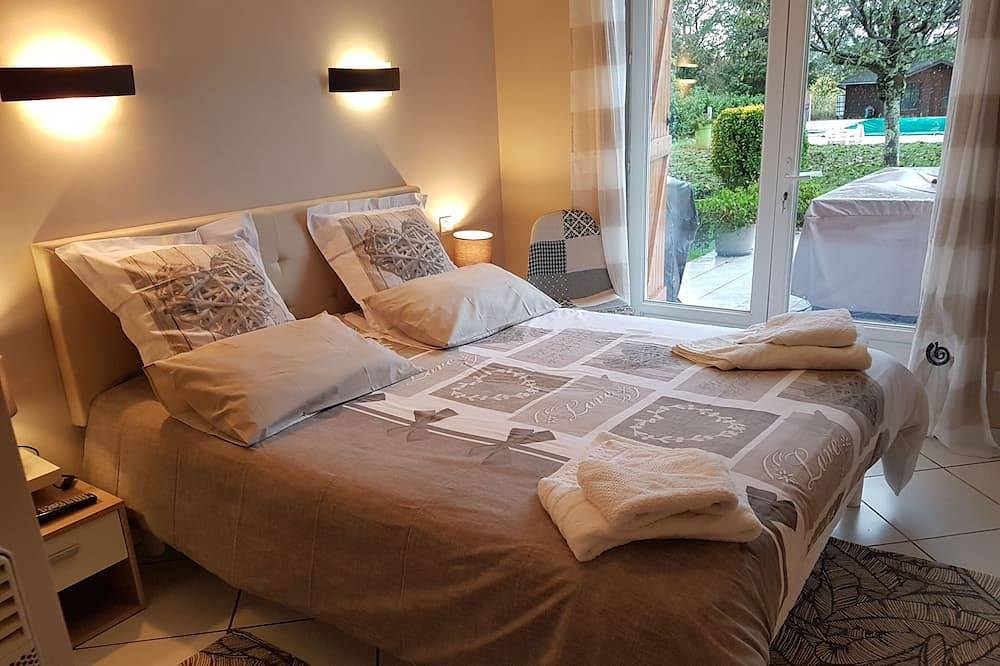 Charming air-conditioned 6/8 sleeper house with pool, in Lunan in Figeac, Massif Central