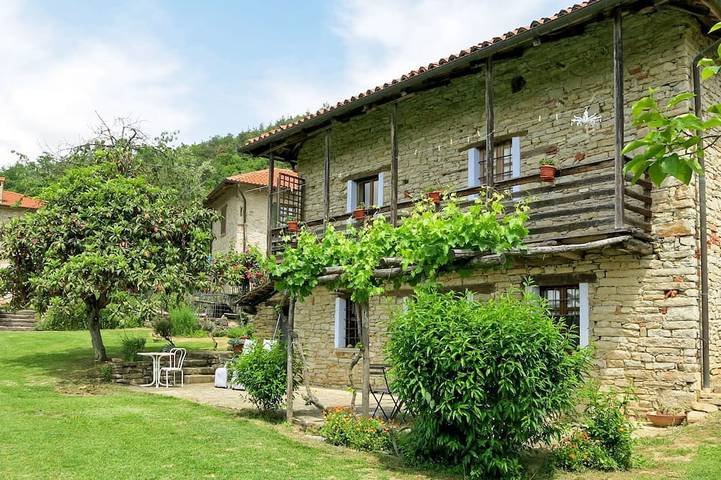 Casa vacanza per 4 persone, con giardino e piscina in Cortemilia