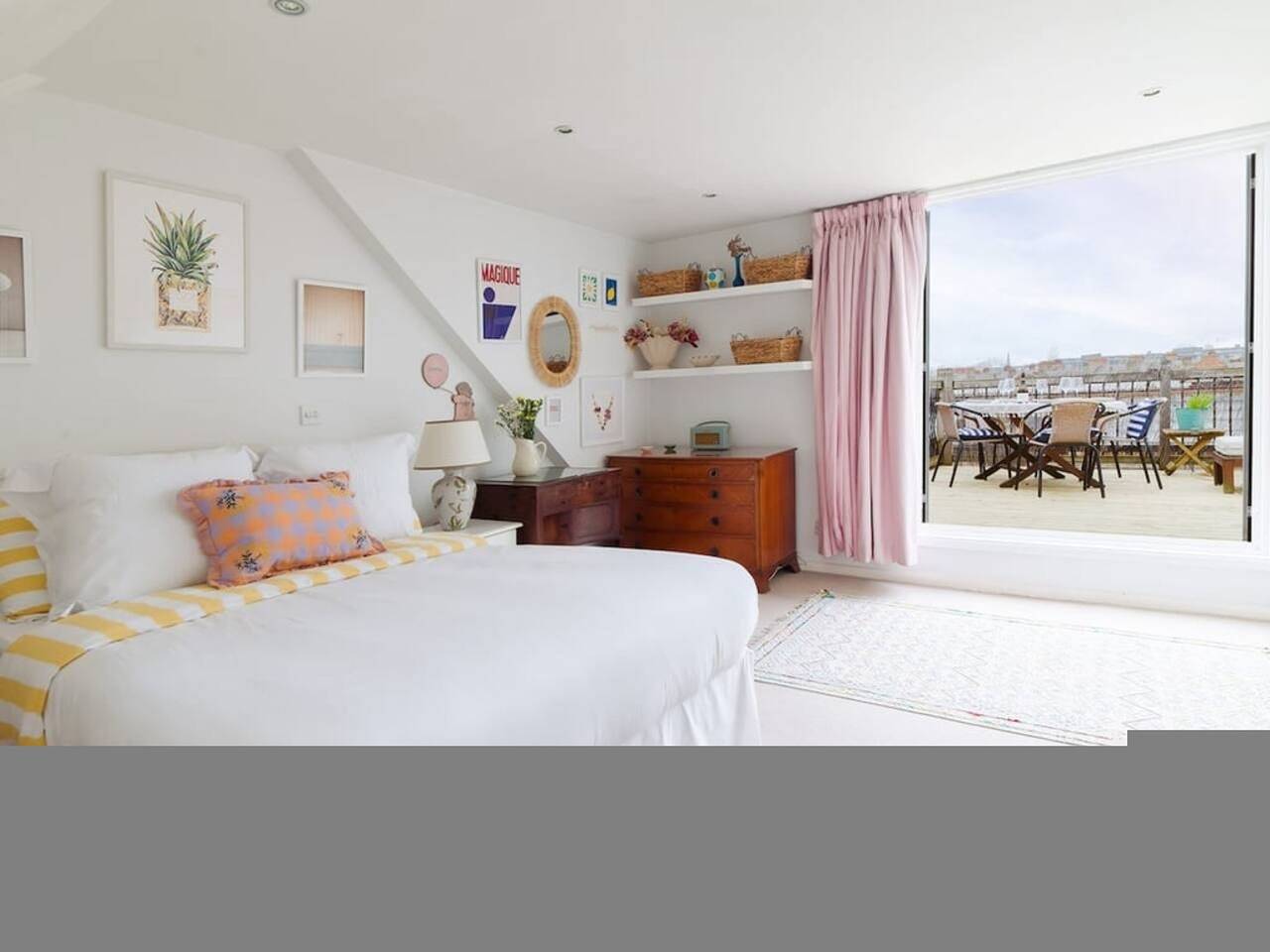 Entire apartment, Sunny Roof Terrace Barons Court Sleeps 4-6 in Hammersmith and Fulham, London