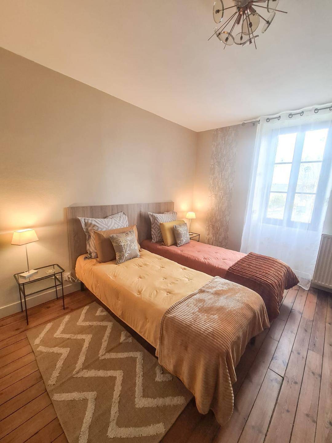 Chambres d'hôtes : Ecole Buissonnière - Chambre Paon in Le Buisson-de-Cadouin, Périgord Pourpre