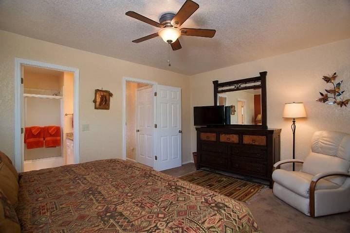 Vacation rental for 6 people, with balcony and hot tub as well as pool, with pets in Oak Creek