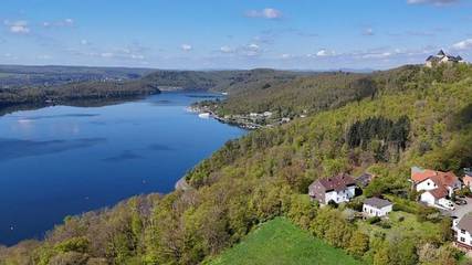 Ferienwohnung für 3 Personen, mit Seeblick und Garten sowie Ausblick und Balkon am Edersee