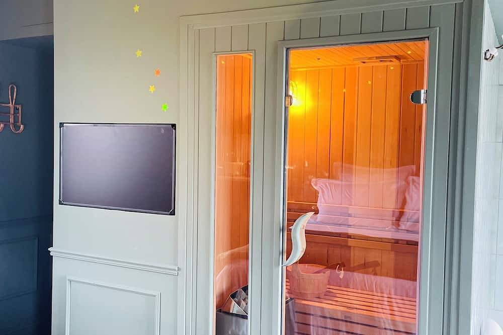 Appartement entier, Suite Bord de Mer (Jacuzzi & Sauna) - 1 minute de la plage et des commerces in Bernières-sur-Mer, Région de Caen