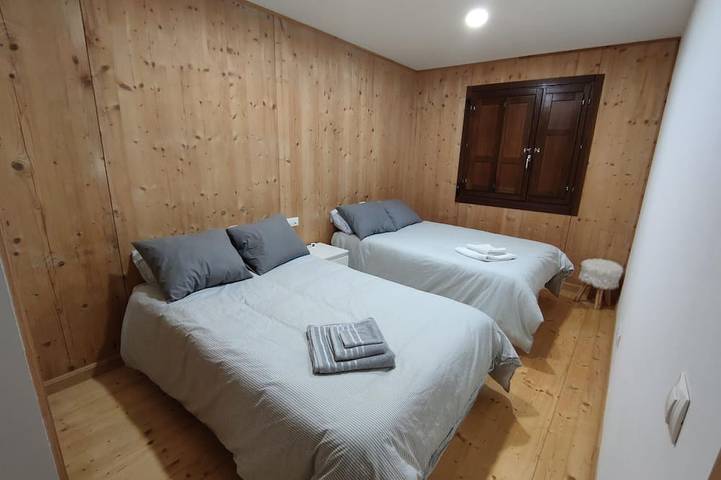 Entire apartment, Mountain Style Duplex Near Jaca, Parking Included in Castiello de Jaca, Aragonese Pyrenees