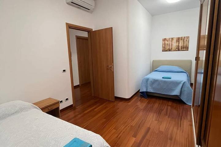 Spaziosa casa vicino al centro con giardino, forno a pizza, parcheggio privato in Sabaudia, Agro Pontino