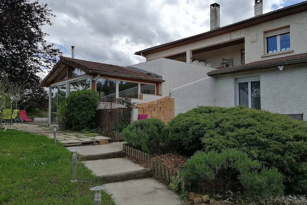 Chambre lumineuse et reposante dans un cadre idyllique  vacanciers  etudiants .. in Dommartin, Lyon et ses environs