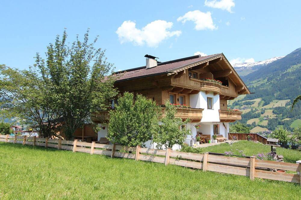 Leuk appartement in vakantiehuis met Wifi, Tv, terras, panorama en huisdieren toegestaan in Tux Alps, Fügen