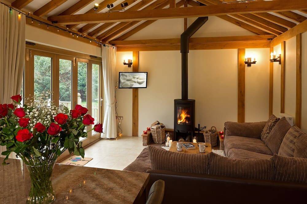 Luxury barn with private hot tub, sauna, pizza oven, dog friendly. in Suffolk