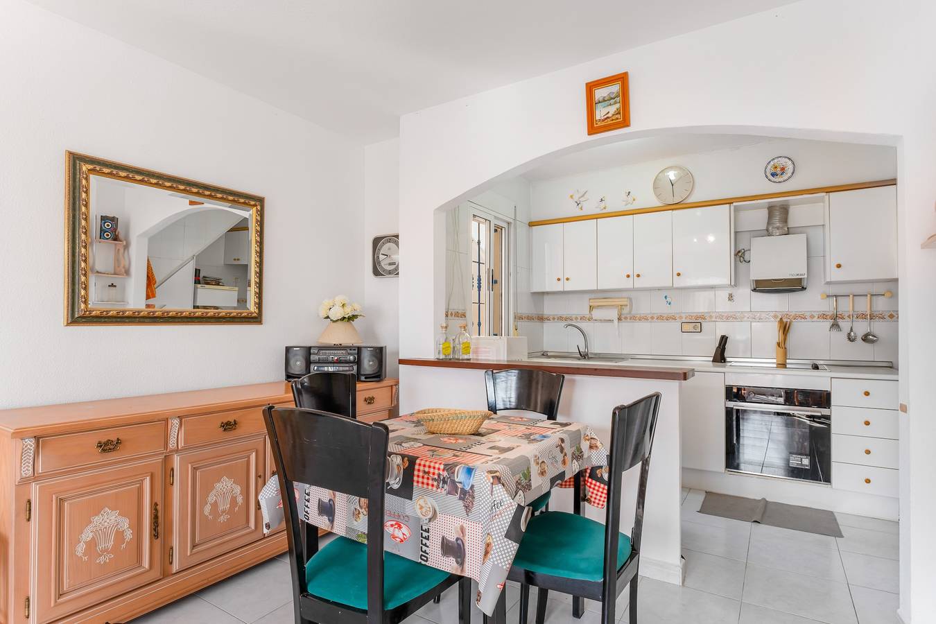 Geheel appartement, Appartement 'Jardin Del Mar Paraje Natural' met uitzicht op het meer, gedeeld zwembad en airconditioning in Torrevieja, Costa Blanca