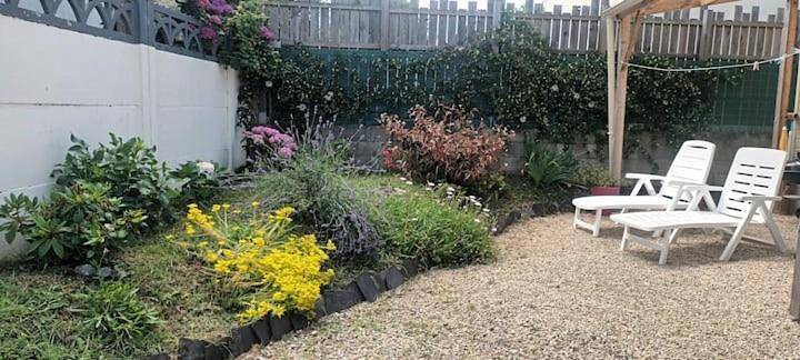Gîte pour 2 personnes, avec jardin à Le Tronchet