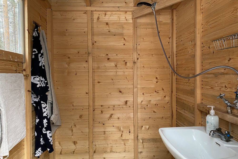 Cozy Forest Cabin by the Lake in Bottenwiek