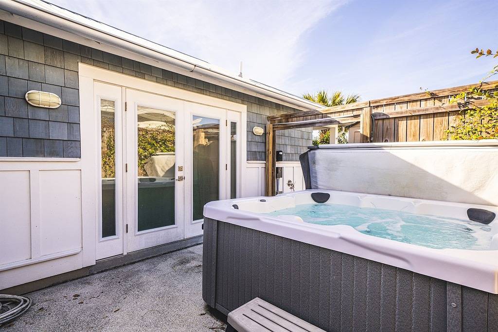 The Coconut Cottage. Hot Tub. Walk To Beach in Vilano Beach, St. Johns County