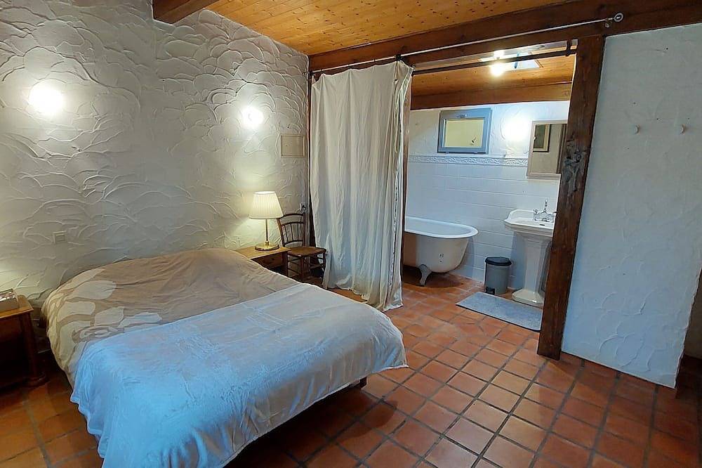 Cozy house with swimming pool in Barzan, Région de Saintes