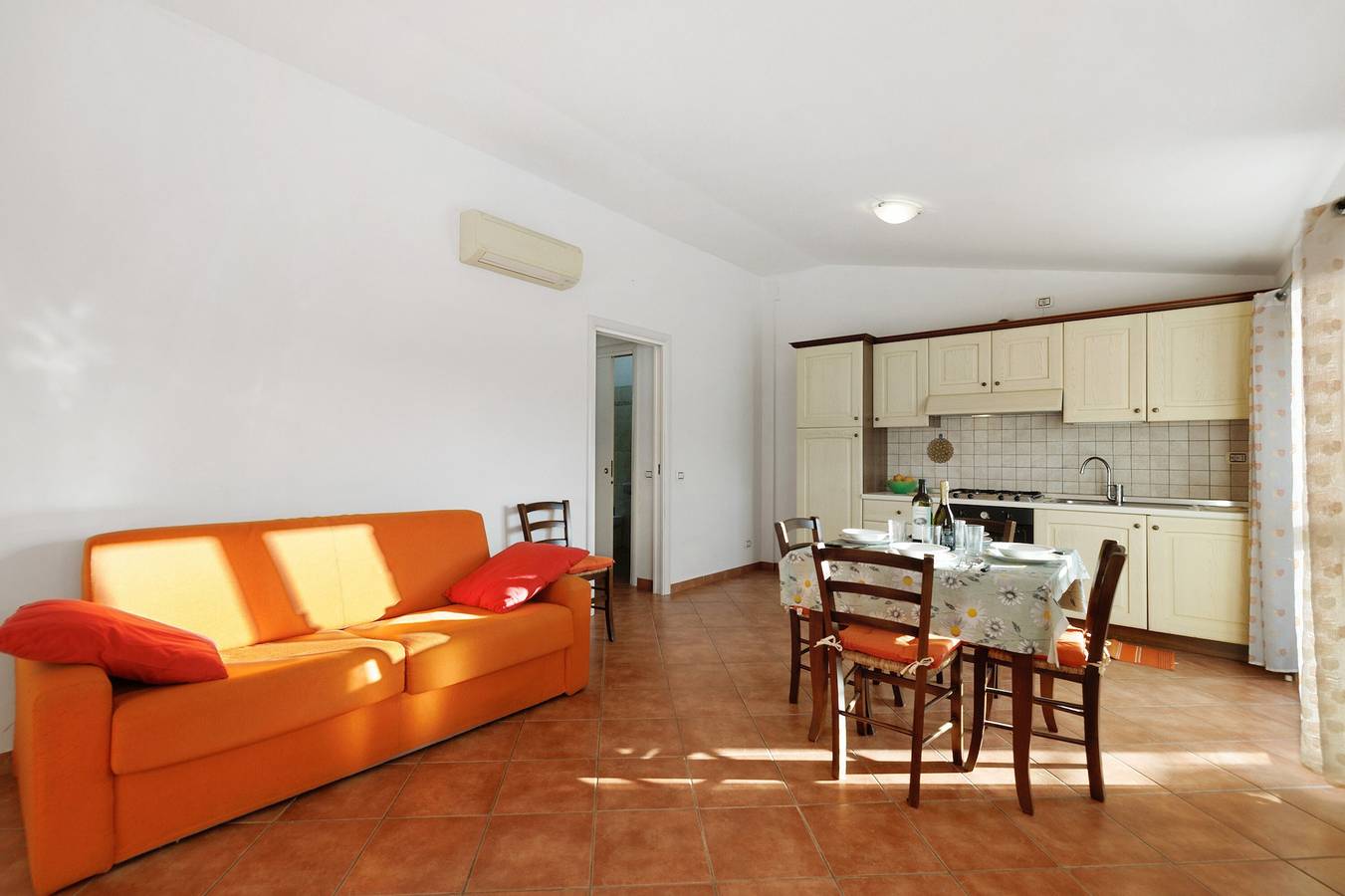 Entire apartment, 'Carrubo' Apartment with Sea View, Wi-Fi and Air Conditioning in Ceriale, Riviera di Ponente