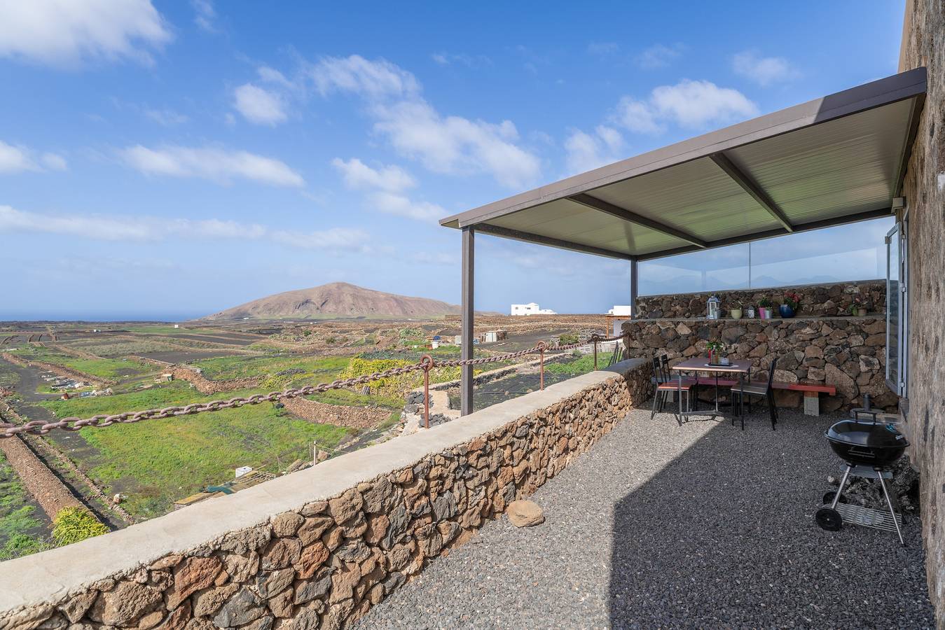 Holiday Home 'El Tablero' with Sea Views, Private Terrace and Wi-Fi in Mancha Blanca, Tinajo