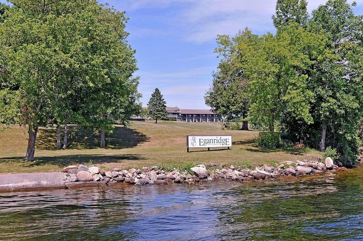 Cabin rentals and lodges for 7 people, with hot tub and pool as well as garden, with pets in Kawartha Lakes