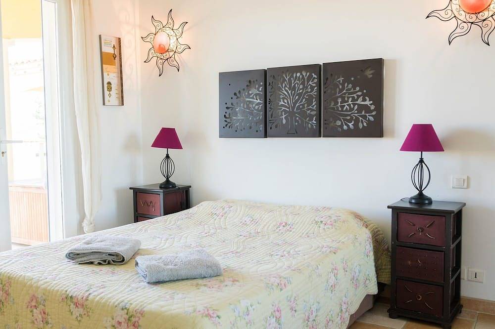 Entire apartment, Magnificent Cottage with dominant view swimming pool and heated jacuzzi (Le Palmier) in Langlade, Nimes region