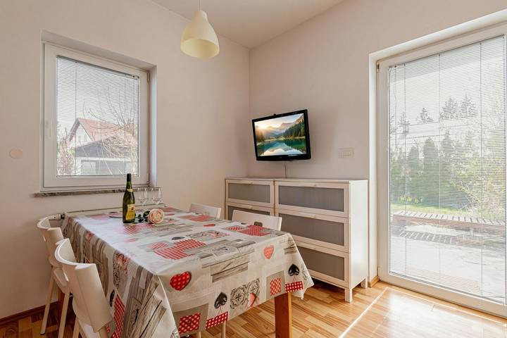 Ganze Wohnung, Lavrič Garden Apartment 2 at Lake Bloke in Innerkrain-Karst