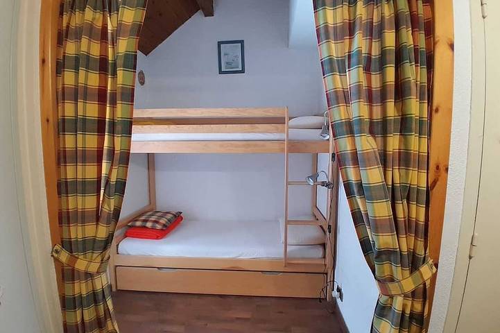 Entire apartment, Studio apartment in the mountains (1600 m.a.s.l.) Full southern exposure in Névache, Briançon region