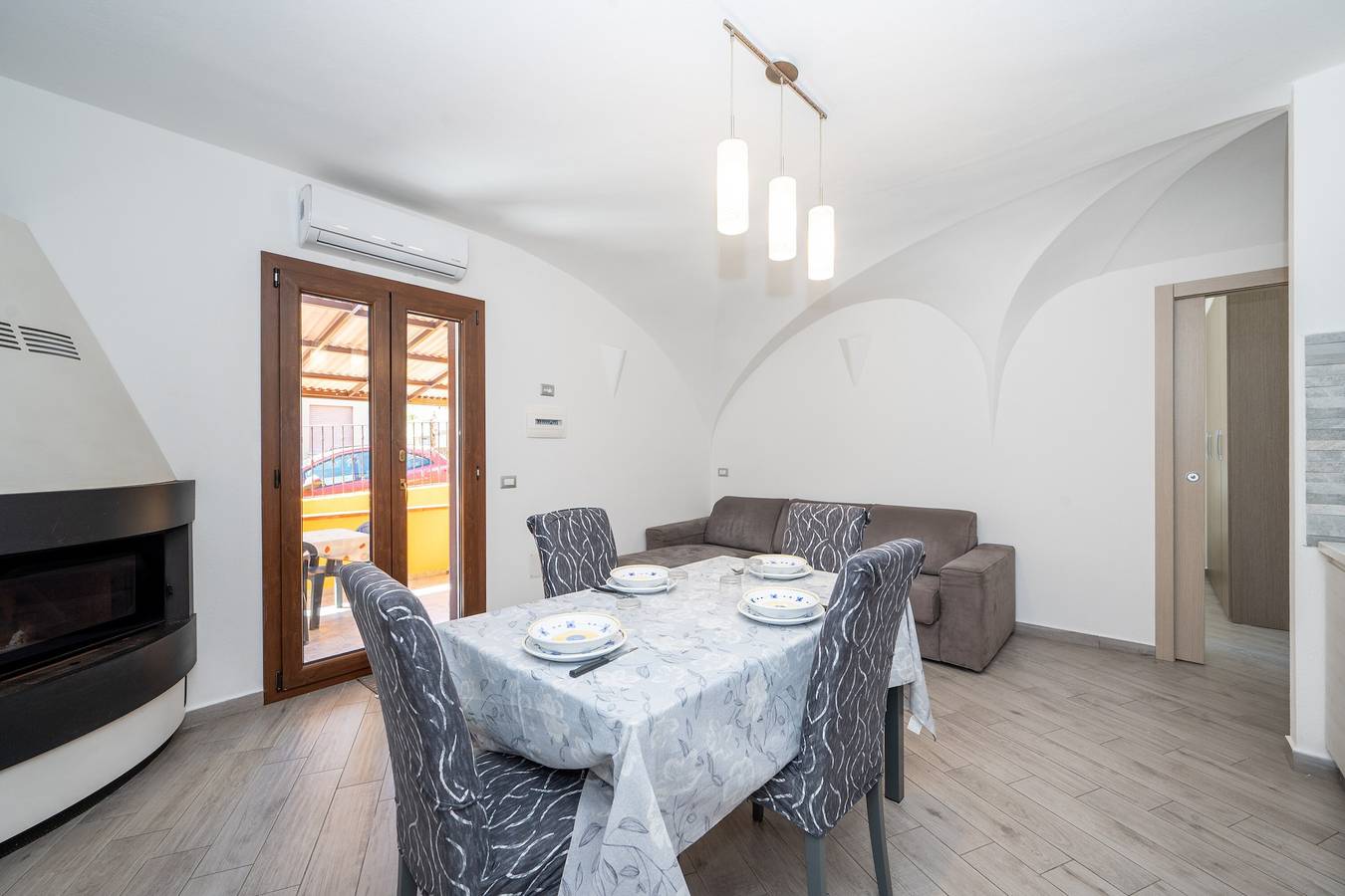 Entire apartment, Apartment 'Il Cortile' with Private Veranda in Parco Nazionale dell'Arcipelago di La Maddalena, La Maddalena