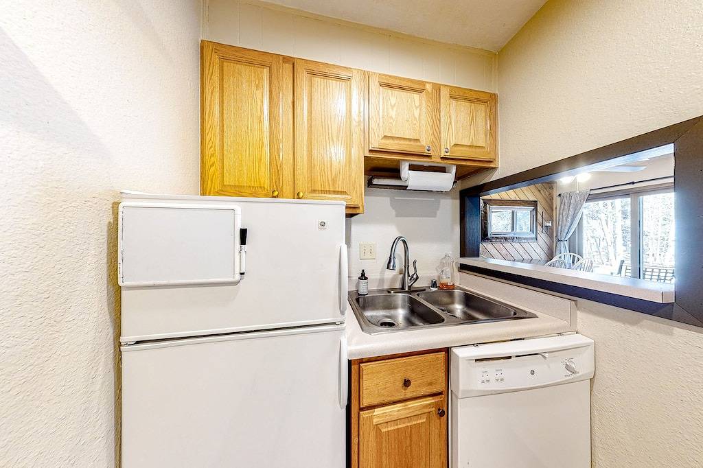 Ganze Wohnung, Cozy Ski Condo w/ Fast Wifi & a Wood-Burning Fireplace - Walk to the Lifts in Arapahoe Basin