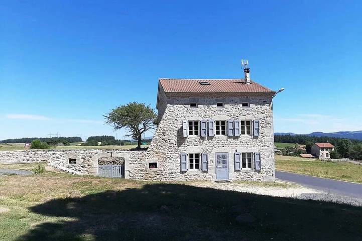 Gîte pour 11 personnes, avec Jardin à Alleyras