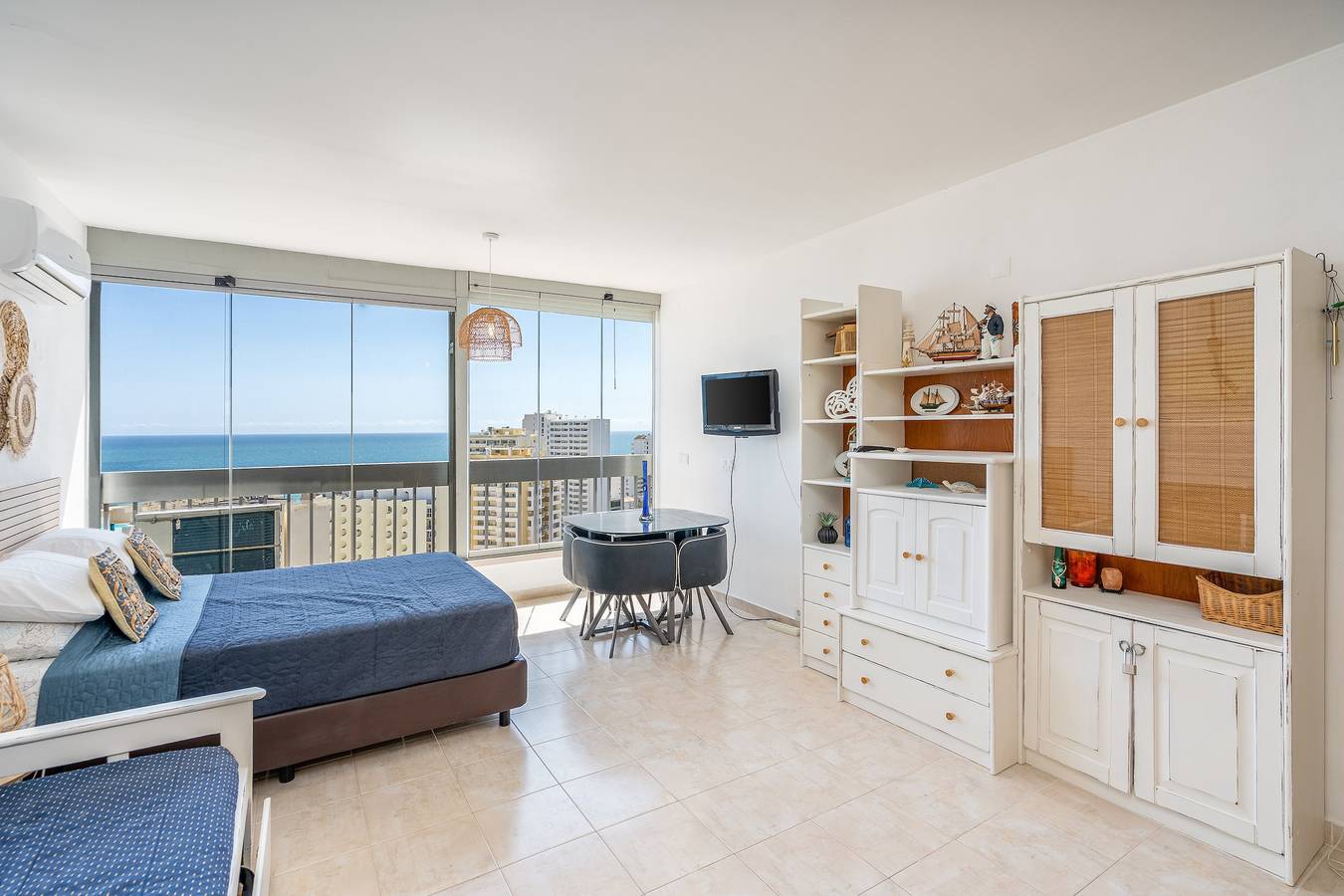 Ganze Wohnung, Ferienwohnung 'Modern Beach' mit Meerblick, Wi-Fi und Klimaanlage in Praia da Rocha, Portimão